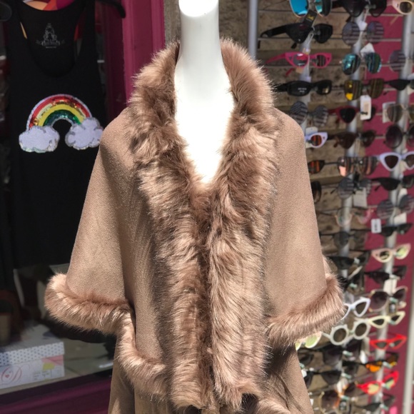 1 left! ELEGANT Taupe Faux Fur Layered Cape Coat - Picture 3 of 6